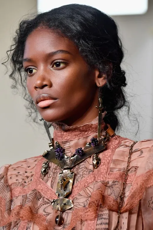Phong cách làm đẹp độc đáo tại Paris Fashion Week Xuân-Hè 2017 ELLE VN