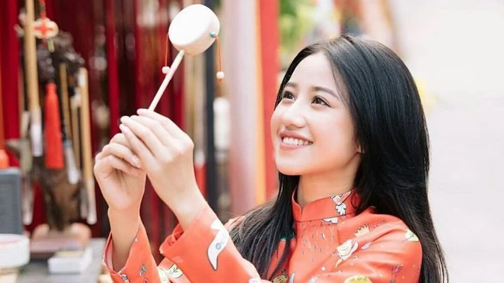 Những món đồ trang điểm cần có trong túi xách khi đi chơi Tết.