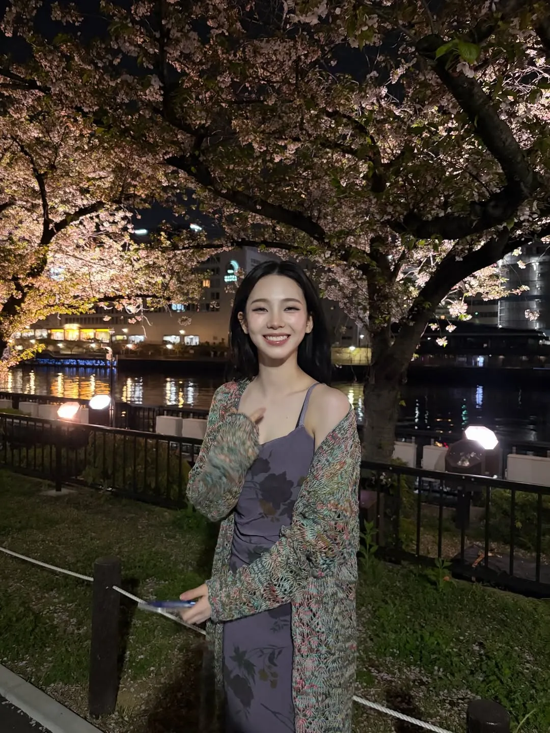 Karina diện chiếc váy slip dáng dài màu tím đậm