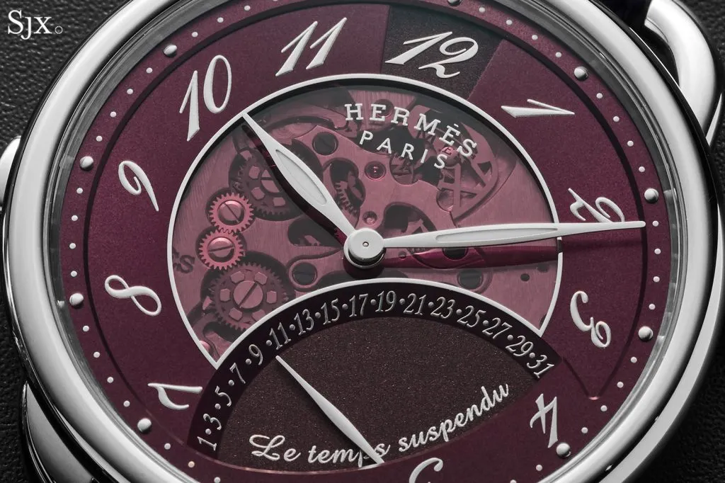 Vẻ đẹp cân bằng giữa nghệ thuật chế tác da và kỹ thuật cơ khí trong từng chi tiết.