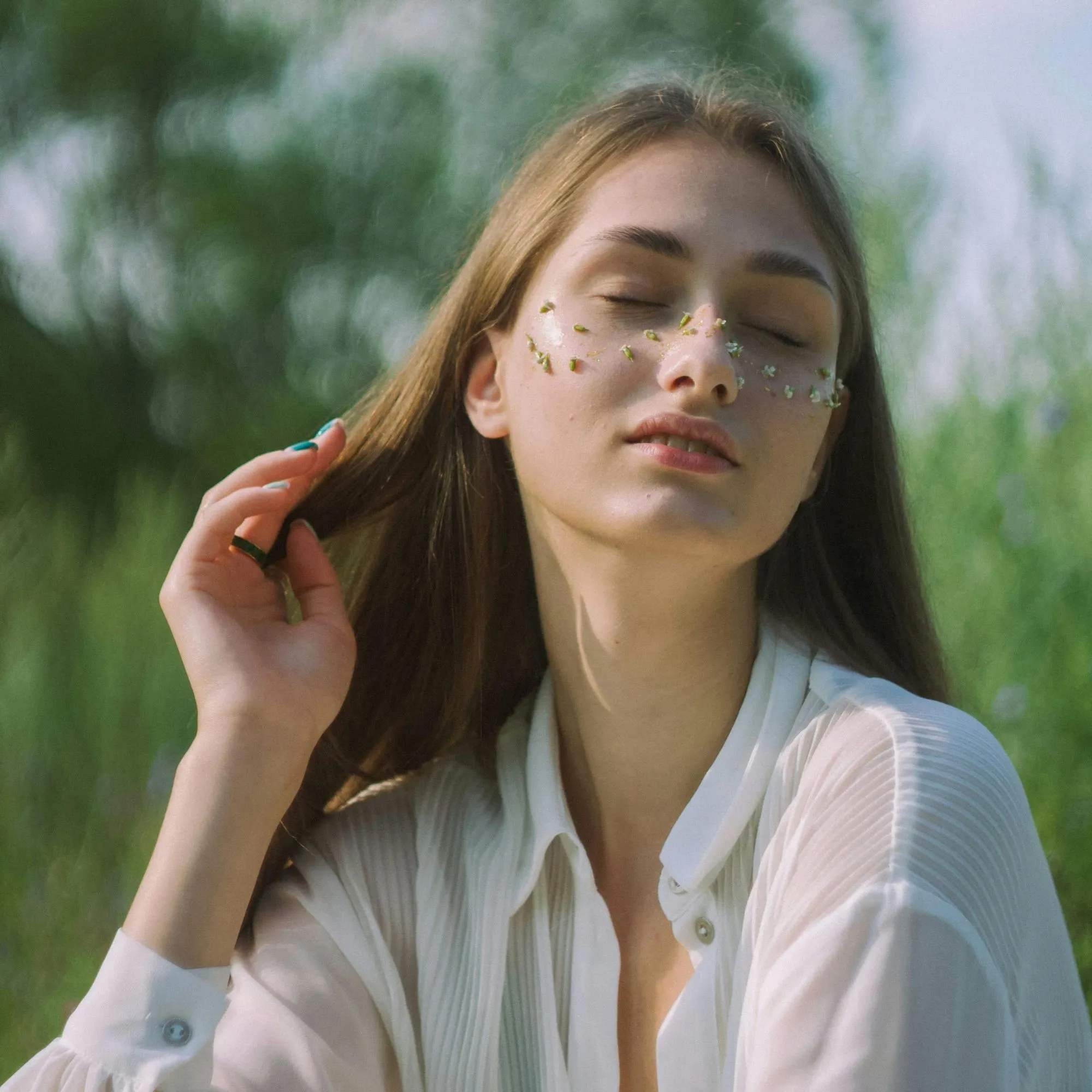 Cô gái áo trắng hướng nội