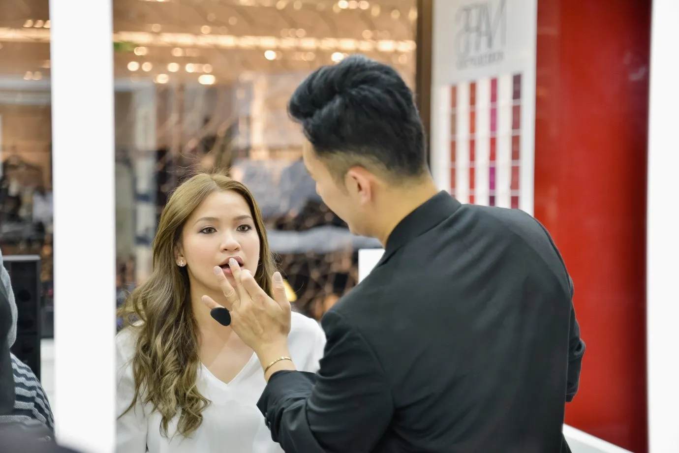 nghệ sĩ trang điểm tại cửa hàng nars 2