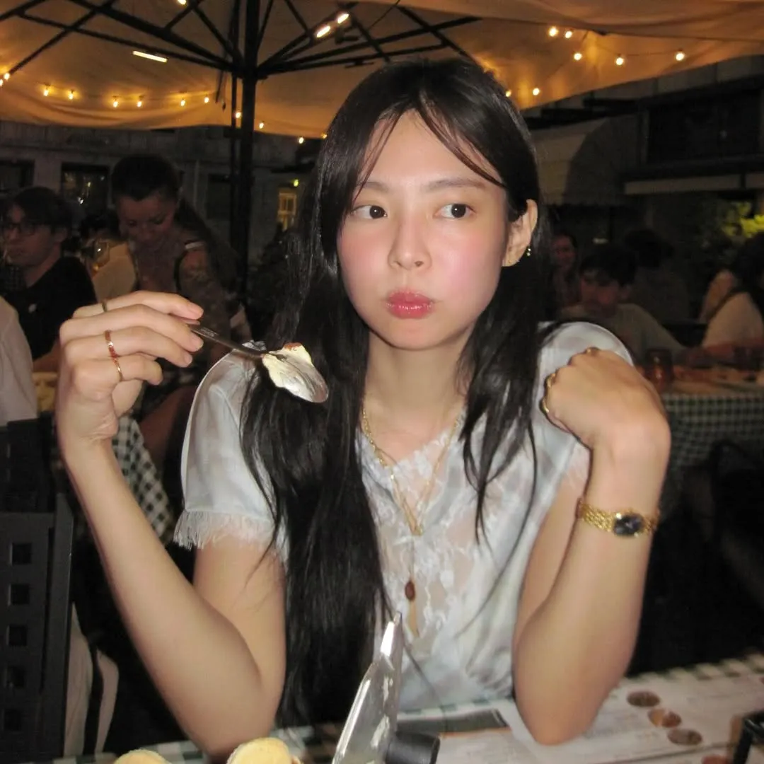 Jennie (BLACKPINK) diện áo croptop ren 