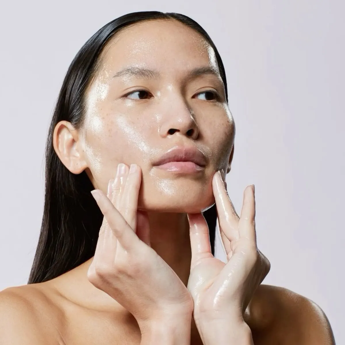 Cô gái đang rửa mặt sai cách gây ra nọng cằm. 