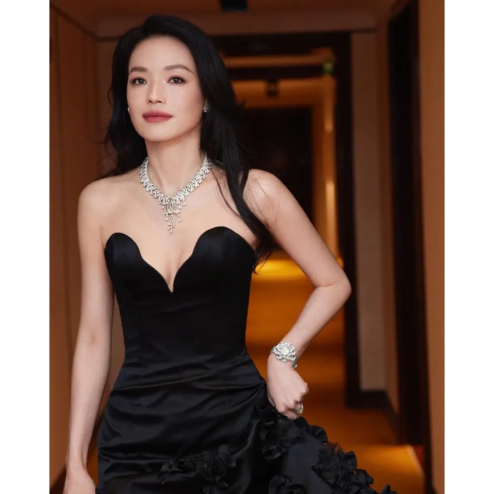 Thư Kỳ tạo dáng tại một sự kiện nhãn hàng.