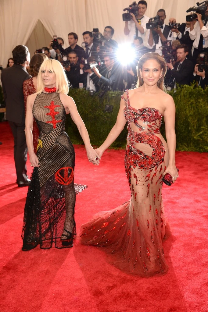 Jennifer Lopez thật lộng lẫy với đầm Atelier Versace tại Met Gala cùng với bà Donatella Versace, Giám đốc sáng tạo của hãng thời trang Versace.