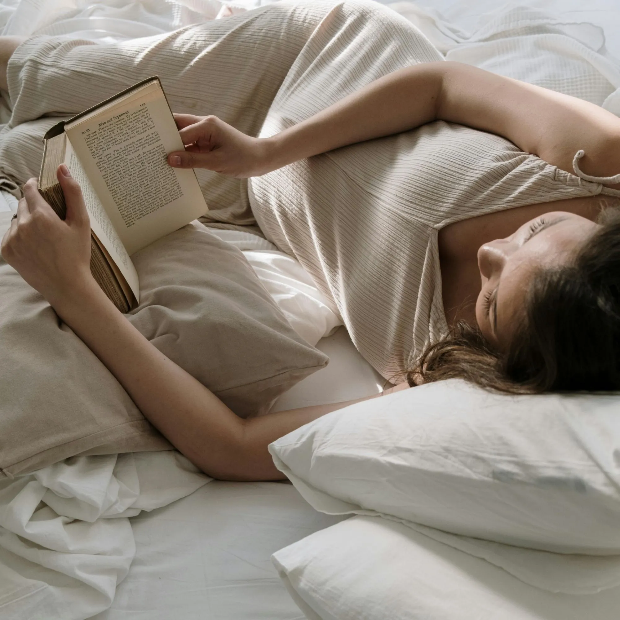 Cô gái đọc sách thư giãn