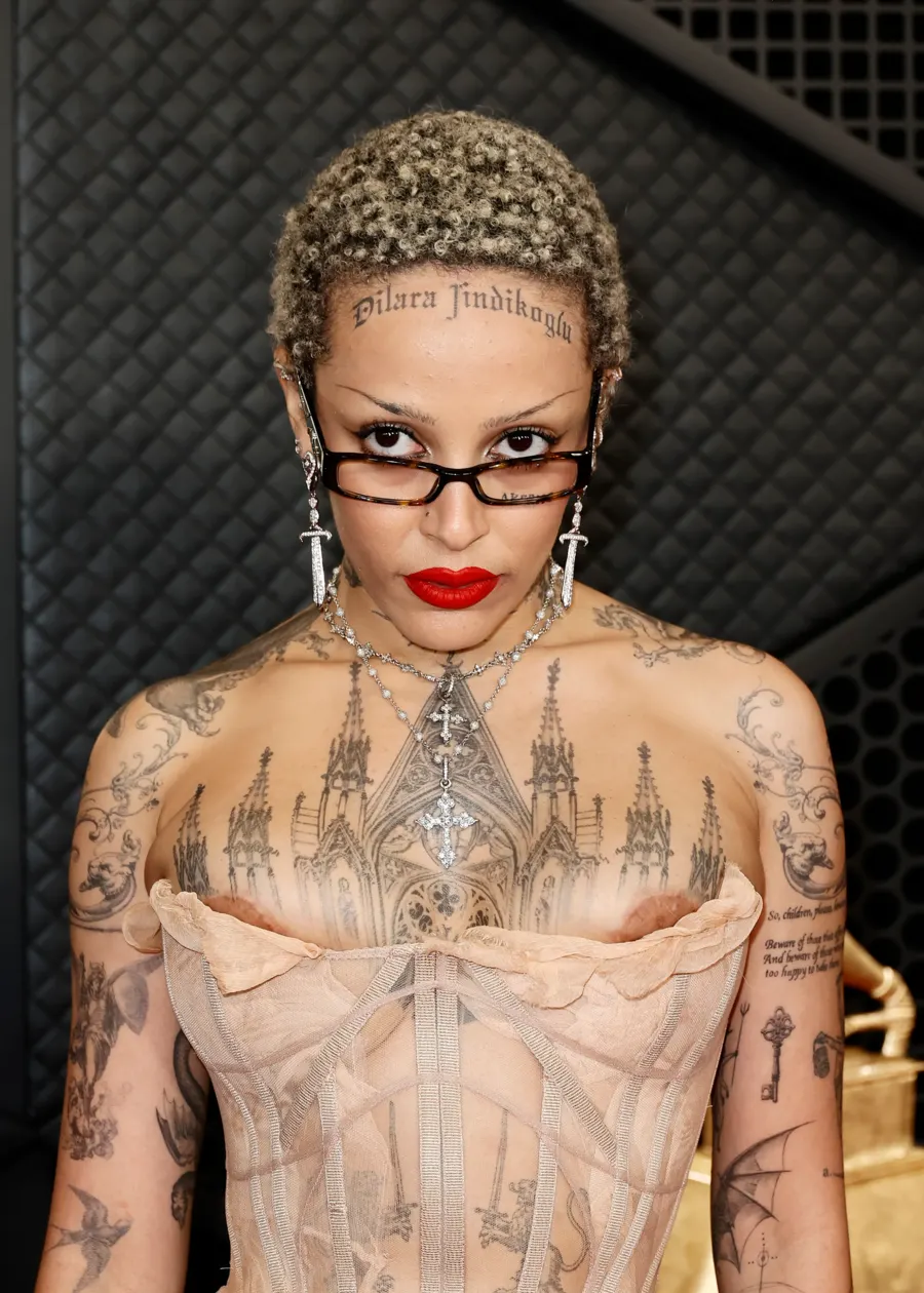 Thời trang Doja Cat x Gothic tại Grammy
