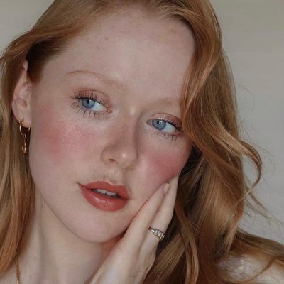 demure - cô gái châu Âu nhuộm tóc màu nâu vàng và trang điểm tone đỏ hồng để selfie