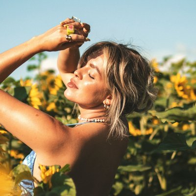 cô gái ở cánh đồng hoa có tư duy cởi mở