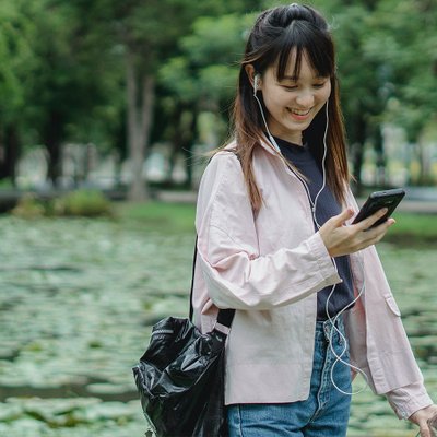 cô gái nghe podcast có năng lượng tích cực