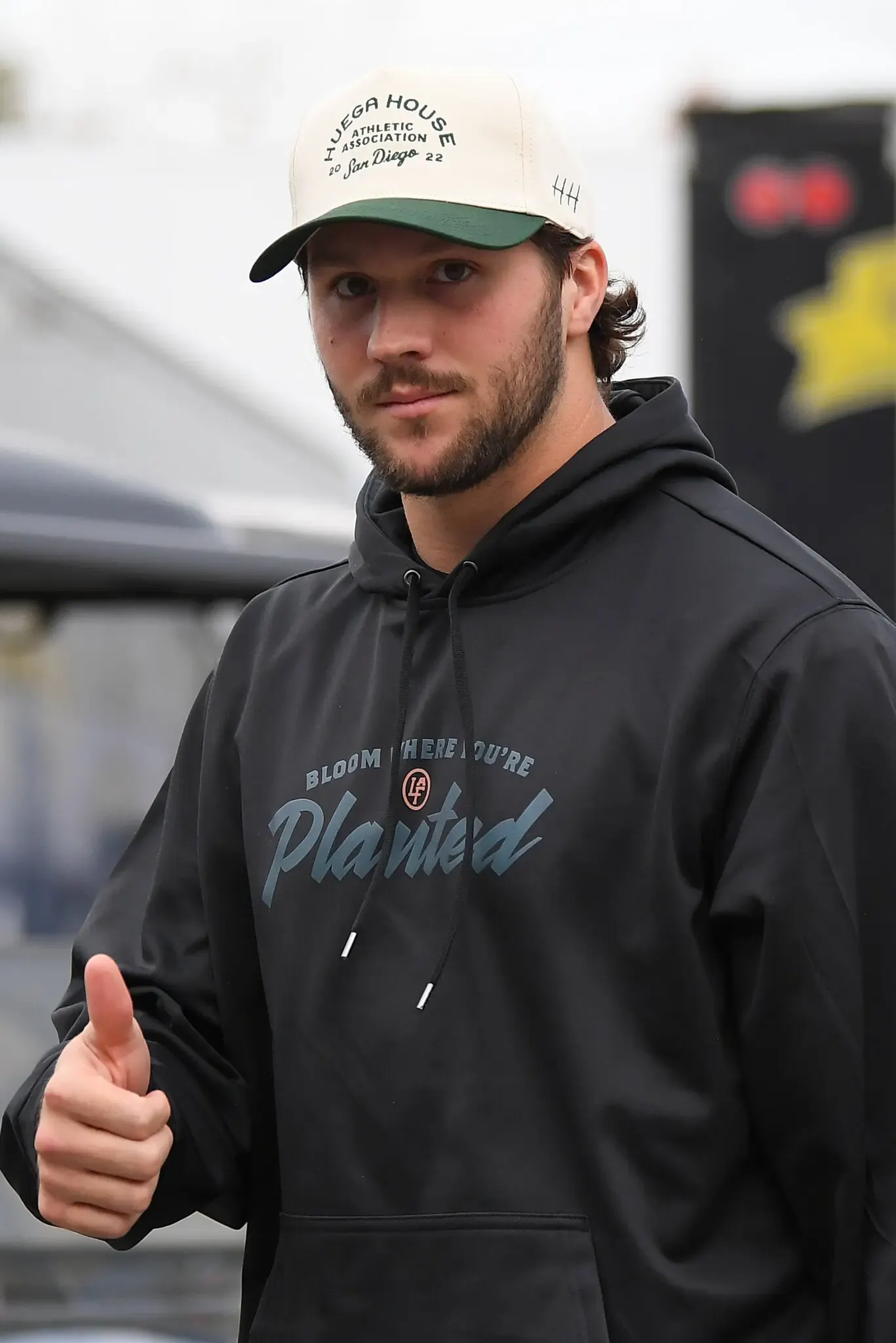Josh Allen xuất hiện trước trận đấu với một phiên bản mũ vành xanh kết hợp hoodie đen