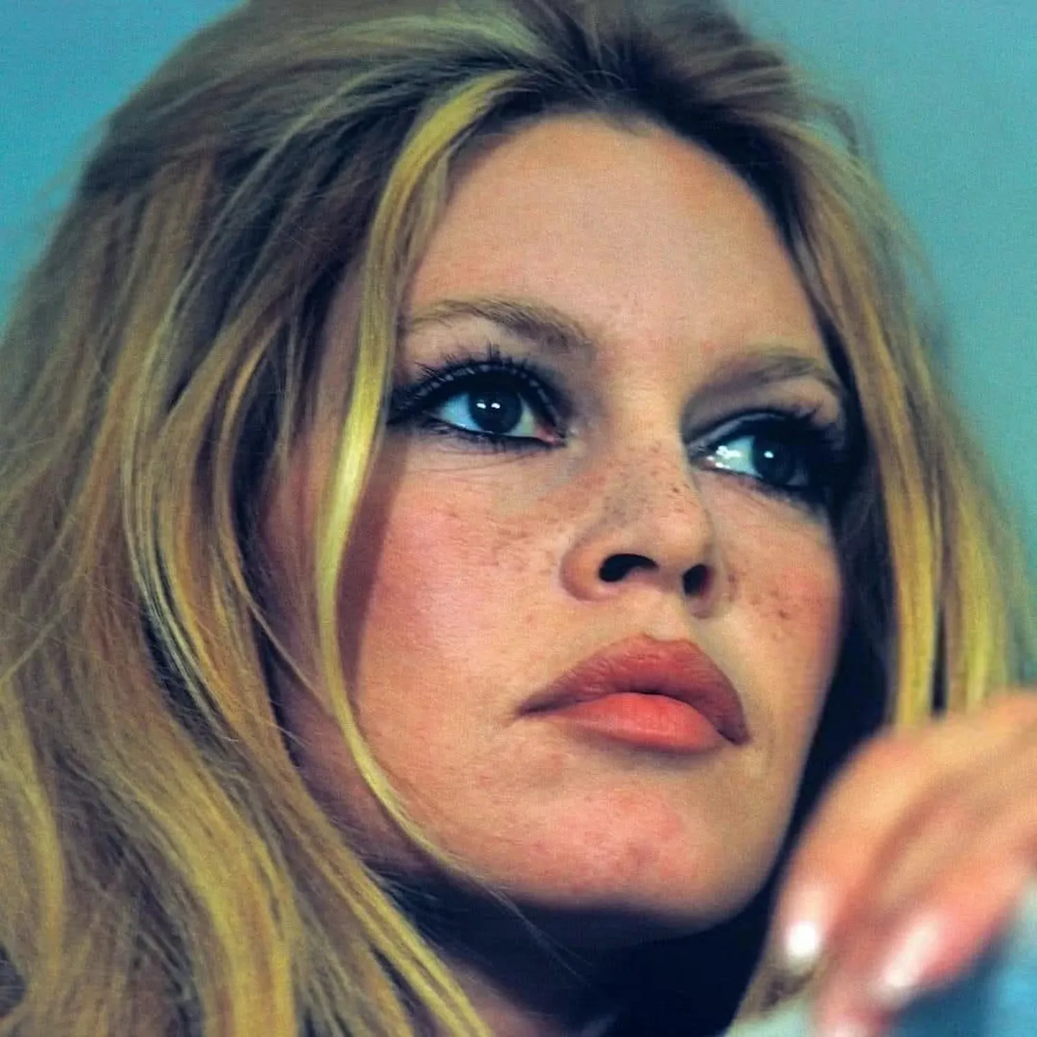 làn da ngập nắng tự nhiên của biểu tượng nhan sắc Pháp Brigitte Bardot.
