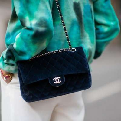 vệ sinh giày da lộn - người mẫu mặc áo xanh quần trắng mang túi chanel design