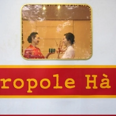 Bước lên chuyến tàu điện leng keng tới Chợ Tết Metropole 2019