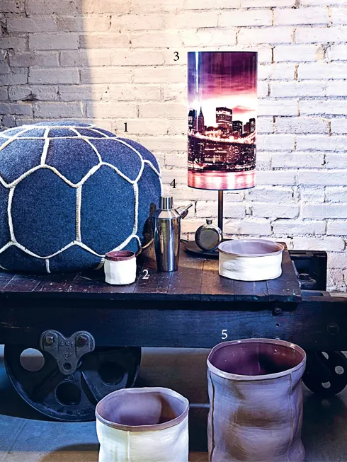 1.Nệm tròn BoConcept 3.490.000VNĐ - 2.Bình hoa Broca Coto Lifestyle 450.000-1.100.000VNĐ - 3.Đèn bàn Panorama Coto Lifestyle 950.000VNĐ - 4.Bình pha chế cocktail L'Usine 800.000VNĐ - Flask L'Usine 700.000VNĐ - Flask Funnel L'Usine 300.000VNĐ - 5.Hũ xám/trắng BoConcept 4.290.000VNĐ