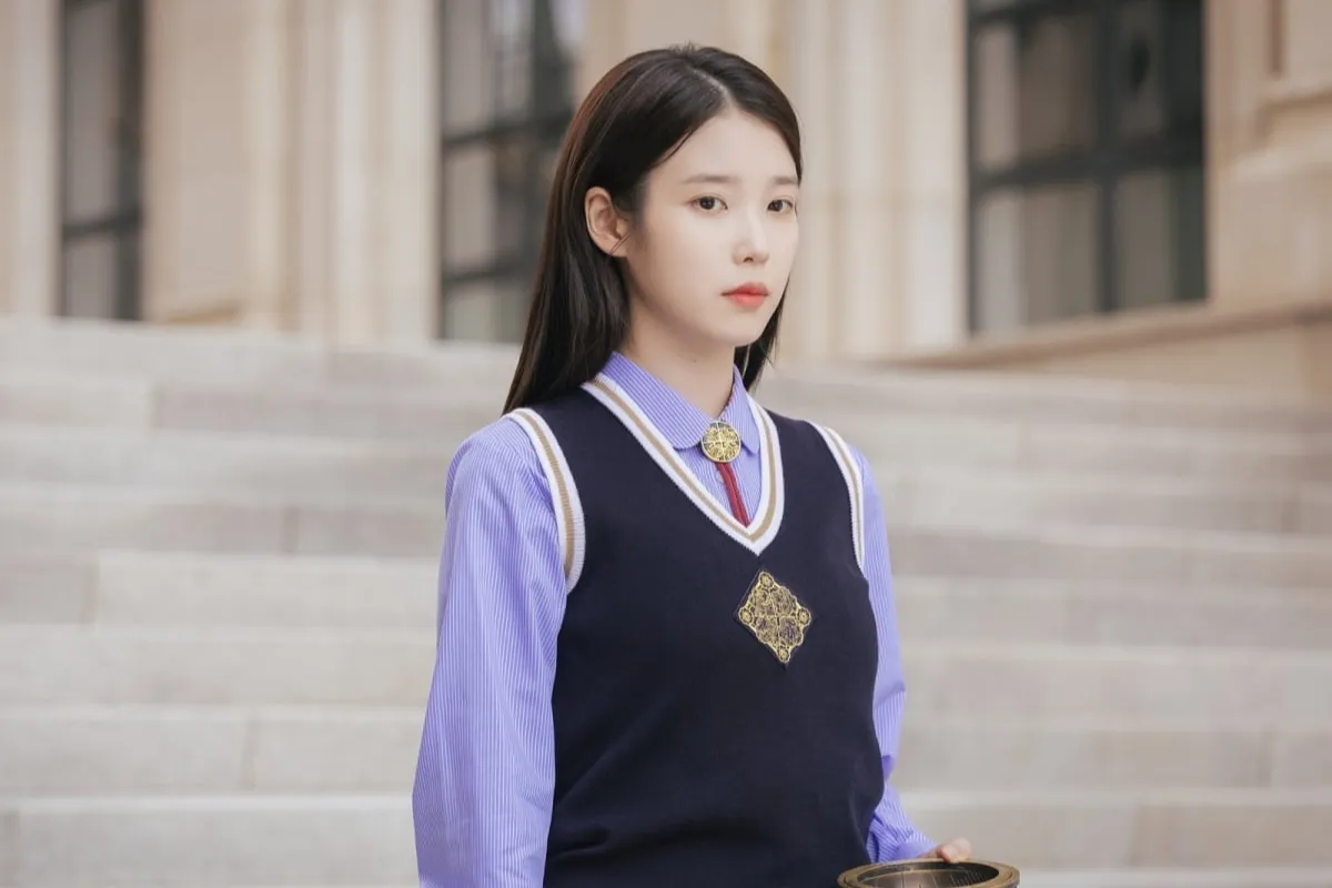 Tạo hình của IU trong Perfect Crown