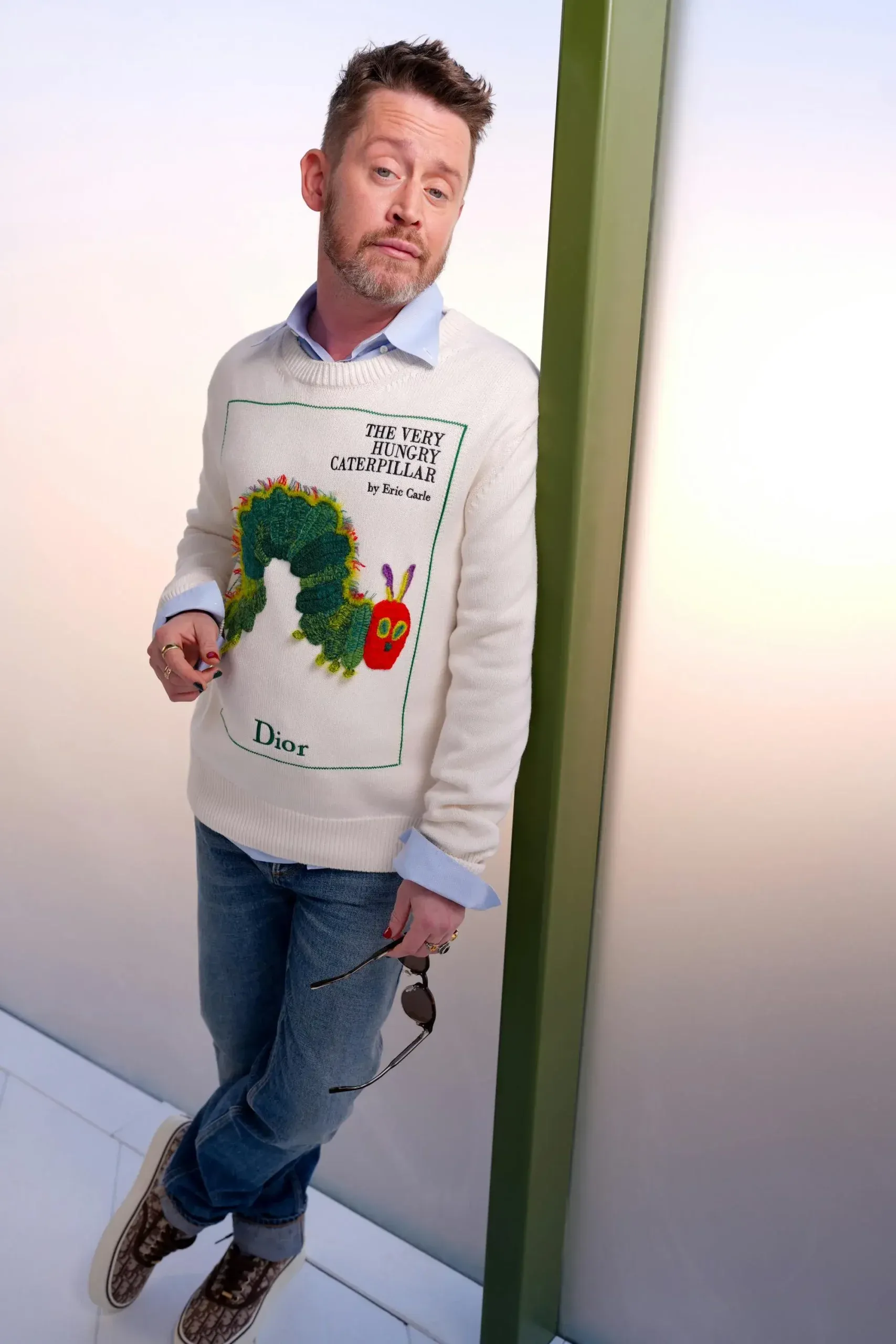 Macaulay Culkin diện chiếc áo len thêu họa tiết chú sâu bướm "The Very Hungry Caterpillar" nằm trong bộ sưu tập đặc biệt của Dior.