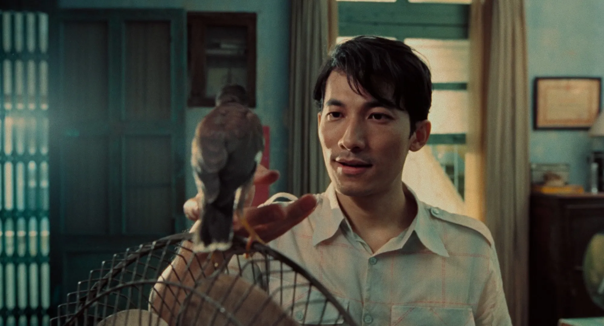 Trong "Quán Kỳ Nam", Liên Bỉnh Phát vào vai Khang, một dịch giả từ Đà Lạt vào Nam sinh sống, đang được giao trọng trách dịch cuốn Hoàng tử bé của văn hào Antoine de Saint-Exupéry