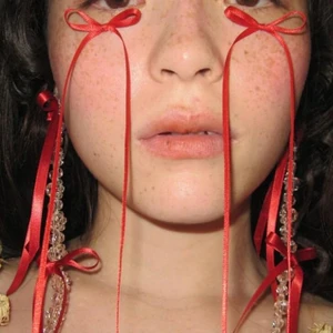 Trend Nơ nước mắt của nhà thiết kế Simone Rocha