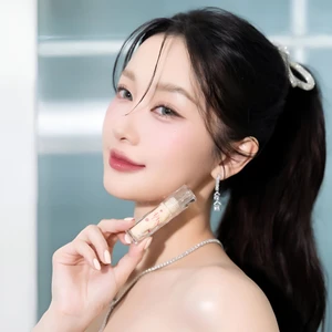 Diễn viên Jun Vũ tạo dáng với mỹ phẩm chính hãng.