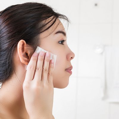 cô gái đang dùng sữa rửa mặt