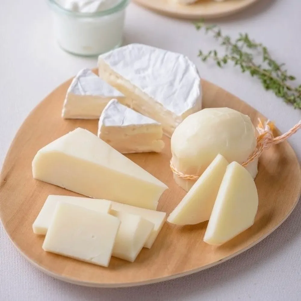 Nhóm thực phẩm làm từ sữa tăng cường vitamin D được bày trên bàn. 