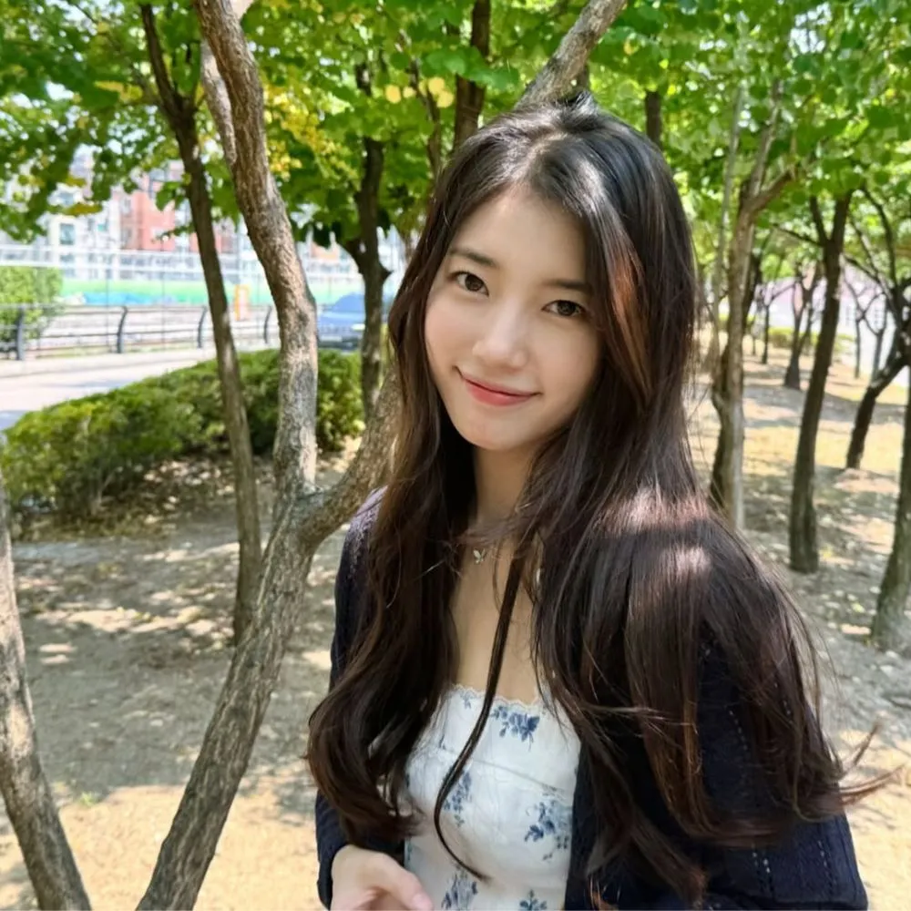 Hình ảnh Bae Suzy tươi cười.