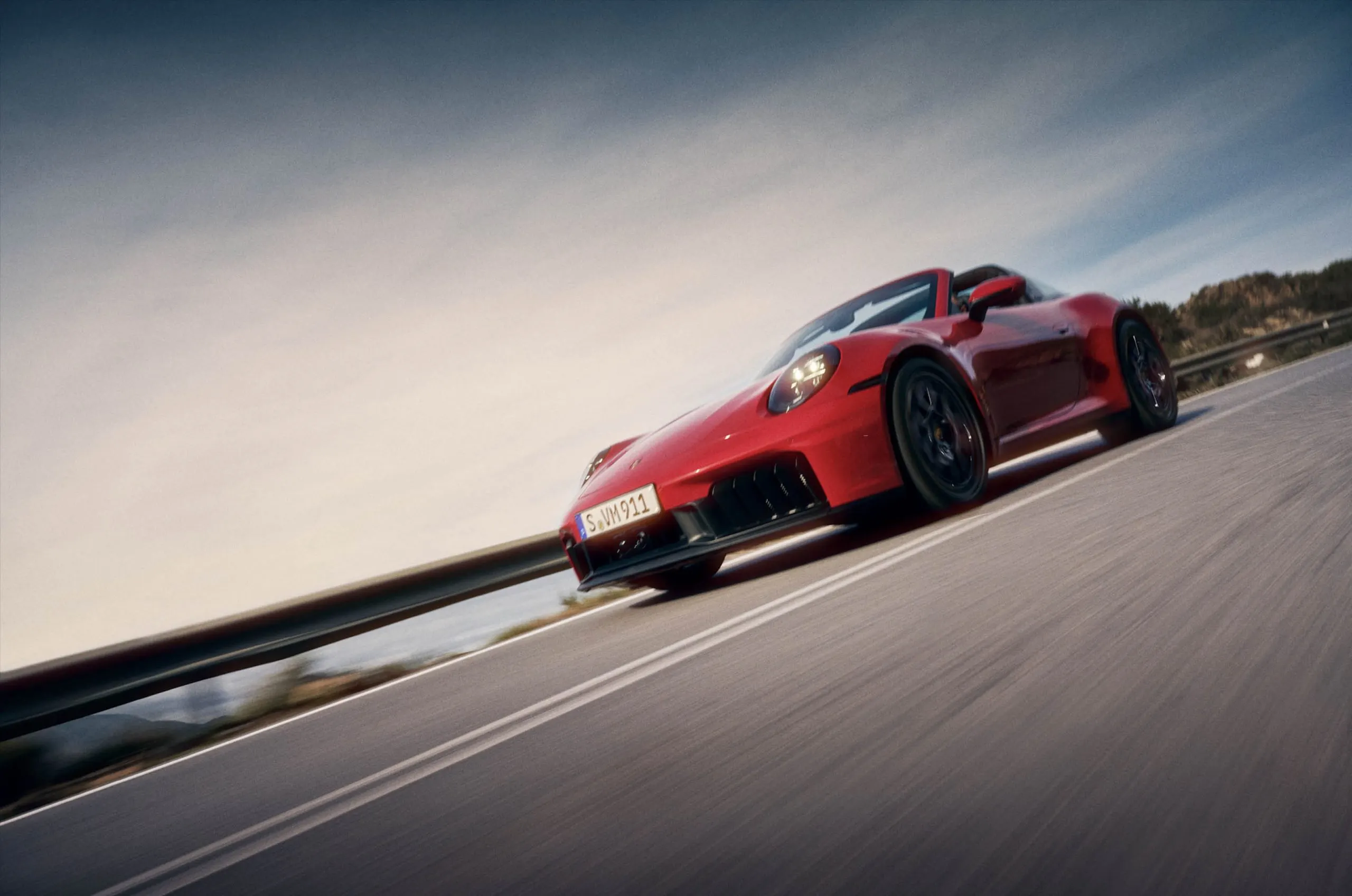 Porsche x ELLE Decoration Vietnam xe màu đỏ trên đường