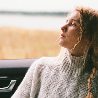 phụ nữ suy nghĩ về mái ấm gia đình