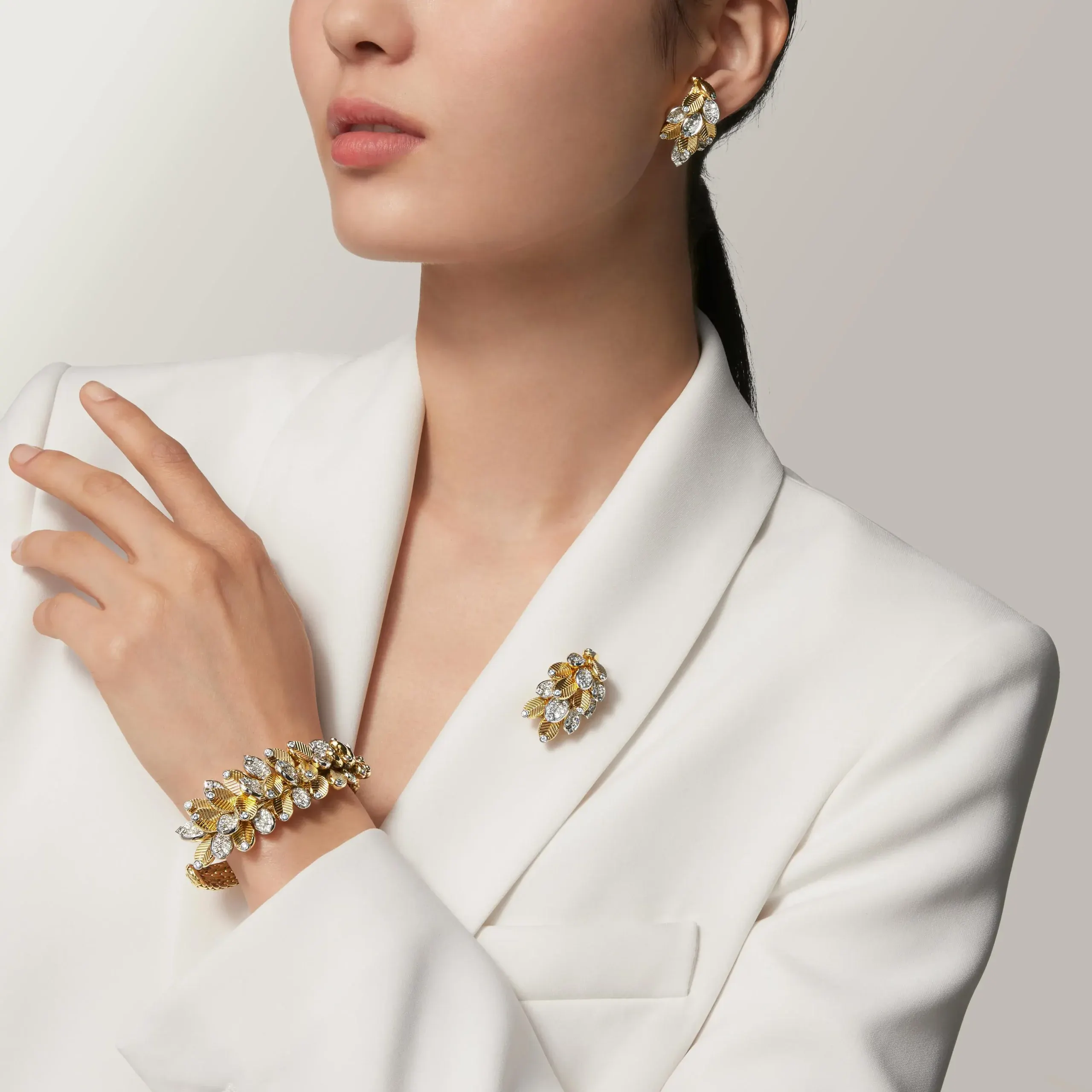 cài áo BST Grain de Café của Cartier