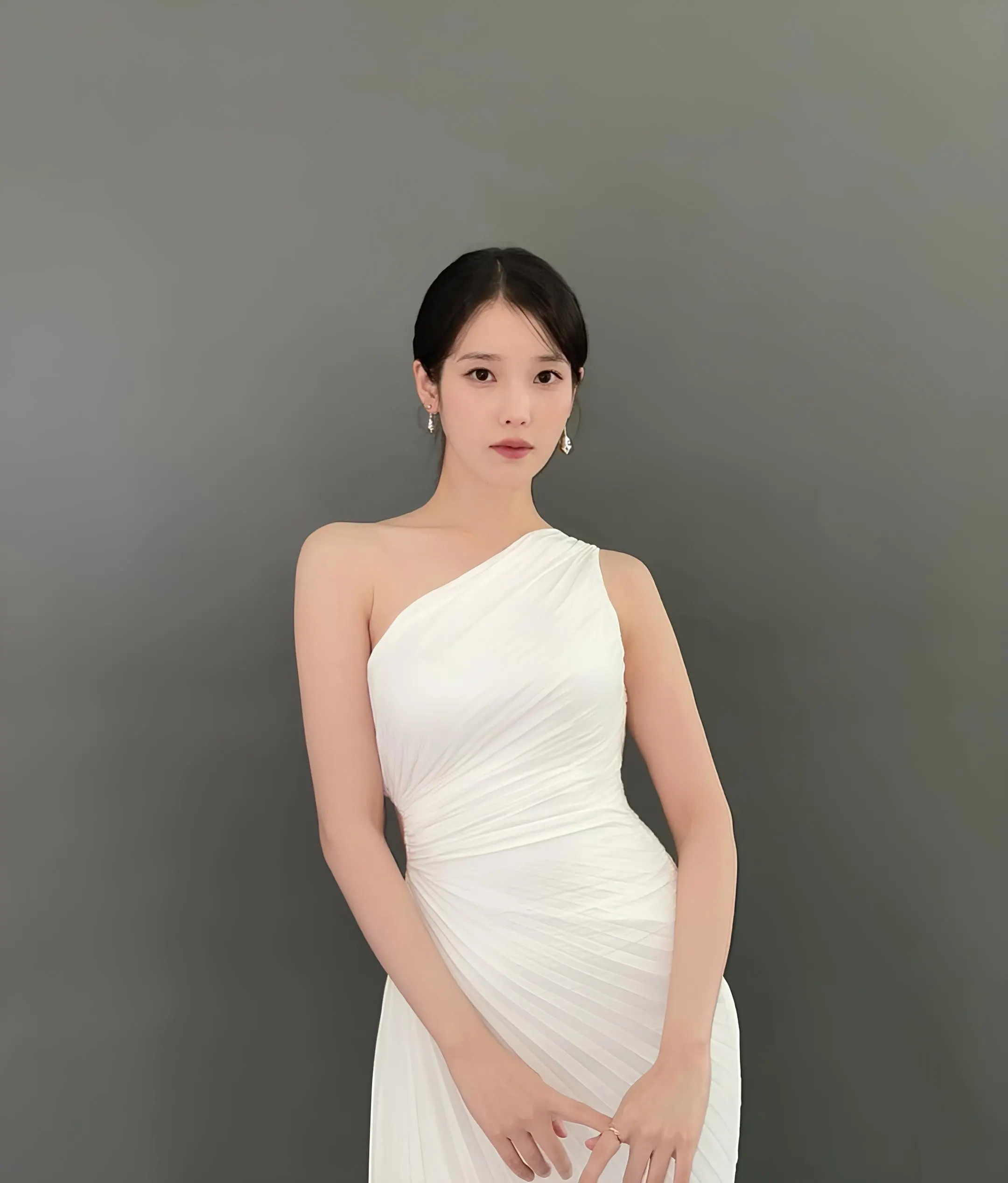 Ca sĩ IU mặc váy dạ hội trễ vai