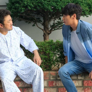 Bạn Ma Phiền Toái tung teaser poster đầu tiên gây thích thú bởi vẻ hài hước của bộ đôi nam chính