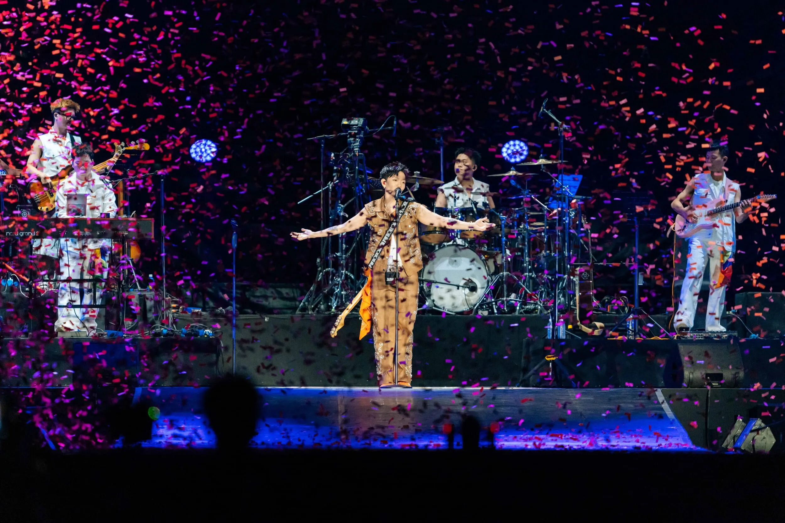 Hoàng Dũng bùng nổ với concert Xoay Tròn Day 2.