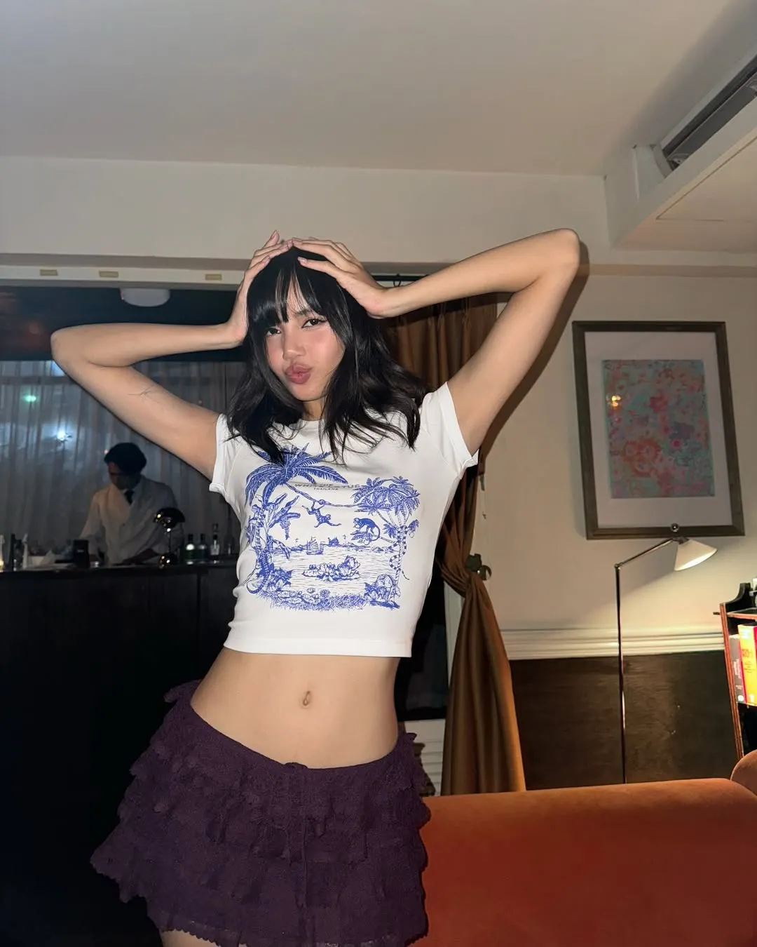 Lisa với váy ngắn và áo croptop bó sát