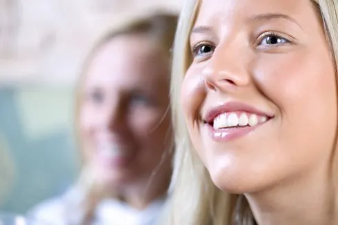 Để hạn chế việc nheo mắt, hãy đeo kính mát hay đội nón khi đi ra ngoài. 