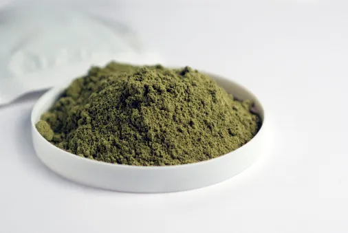 lá cây henna được xem là một loại màu tự nhiên có khả năng khiến tóc bạn trở nên bóng khỏe và óng ả hơn