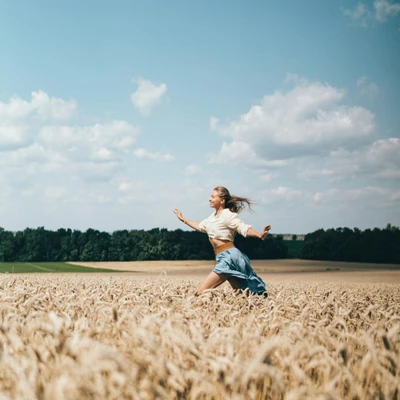 cô gái chạy trên cánh đồng tử vi ngày 2/11/2025