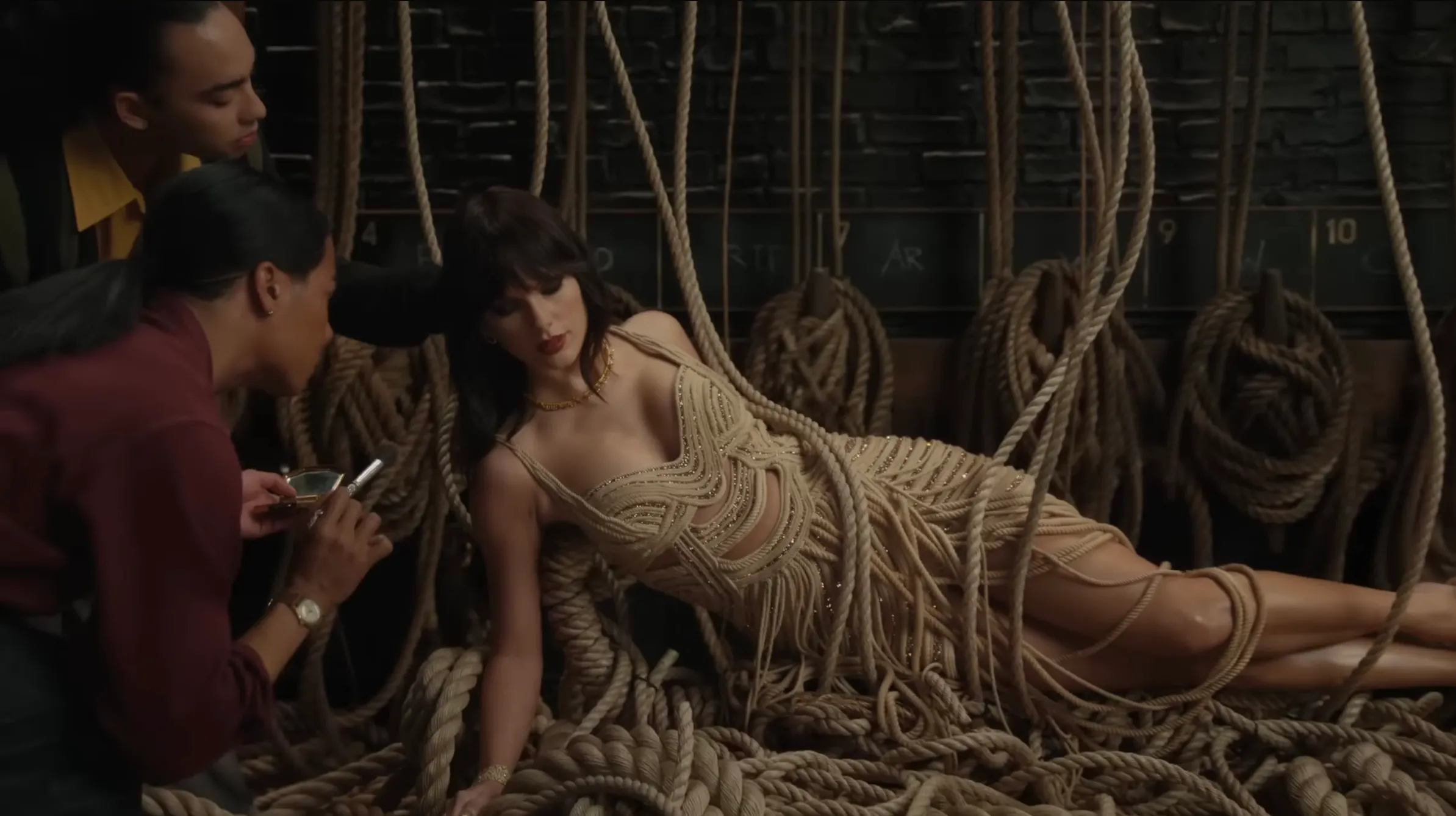 Taylor Swift diện đầm dây thừng MV The Fate of Ophelia