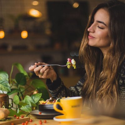 Cô gái ăn salad rau củ