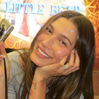 hailey bieber tại coachella 2026