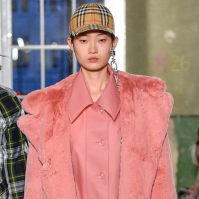 Biểu tình tại show của Burberry London Fashion Week 2018