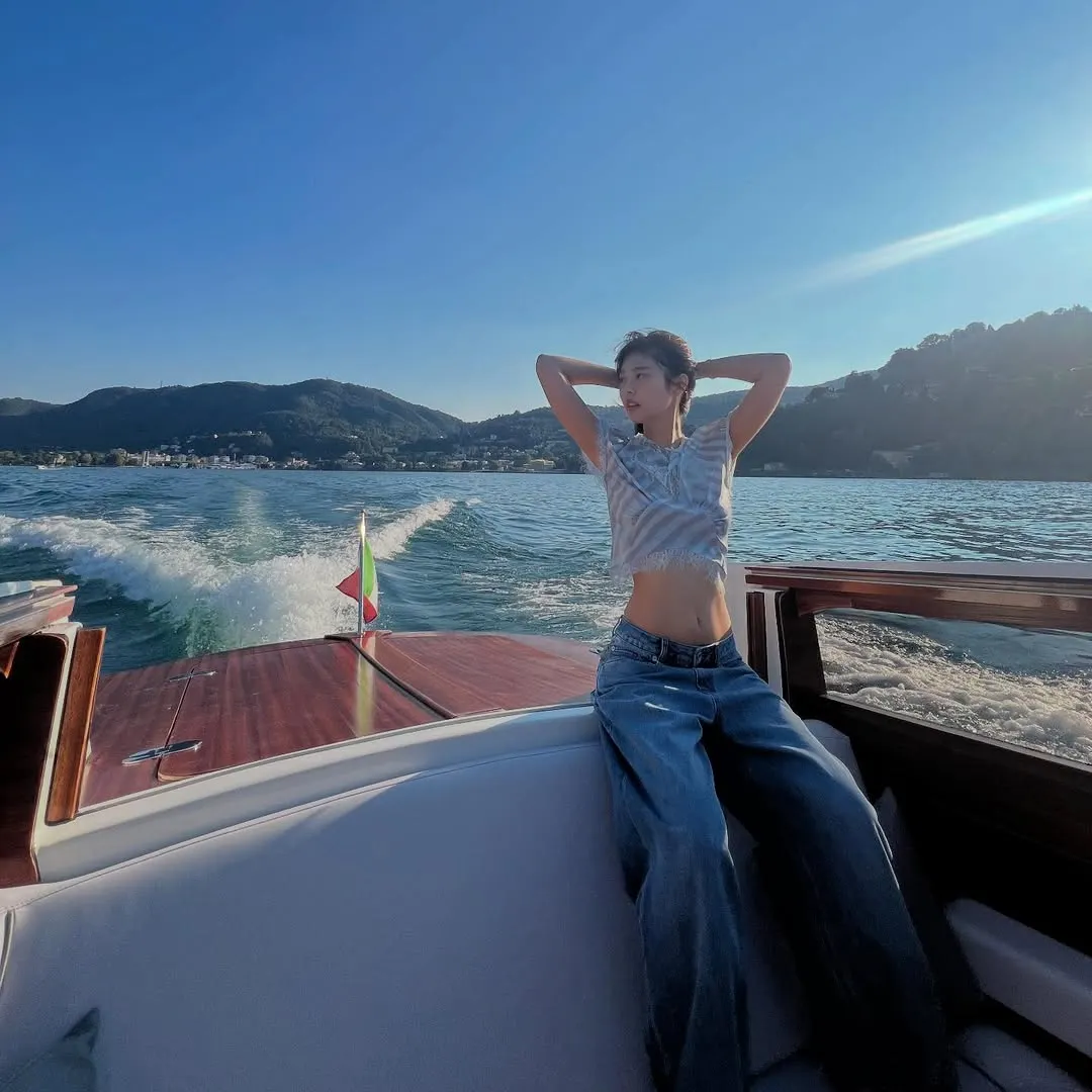 Jennie (BLACKPINK) diện áo croptop 