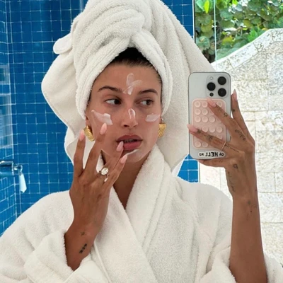 Hailey Bieber chia sẻ hình ảnh routine chăm da.