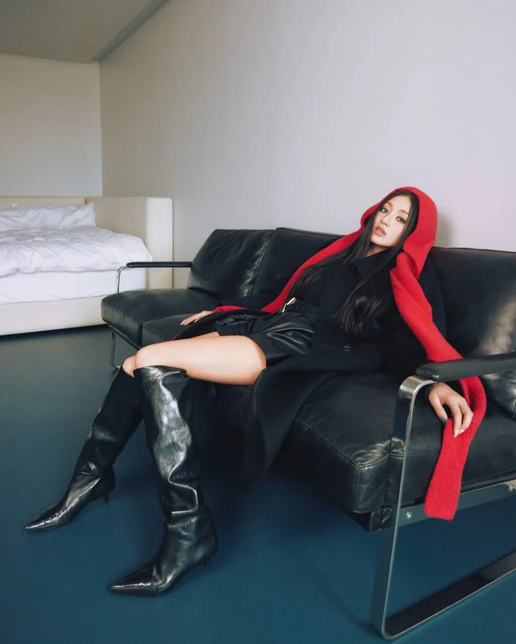 Outfit all-black nổi bật với boots cao cổ quyền lực.