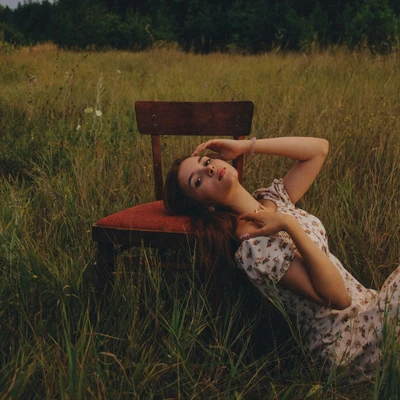 cô gái ngả đầu trên ghế trên cánh đồng tử vi ngày 15/4/2026