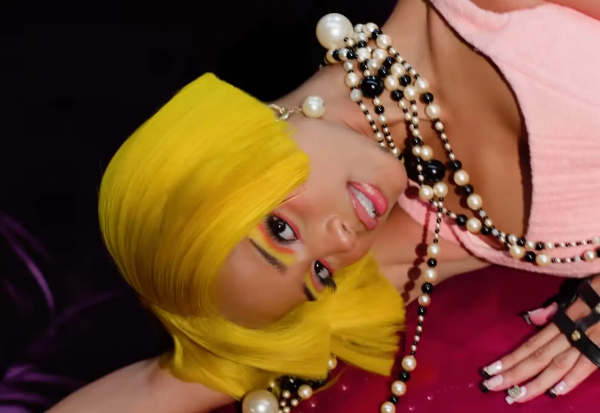 Phụ kiện Chanel được Tyle đeo trong MV mới