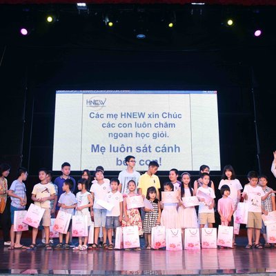 Các con đạt danh hiệu học sinh giỏi năm học 2014 – 2015 nhận quà từ “các mẹ” HNEW.