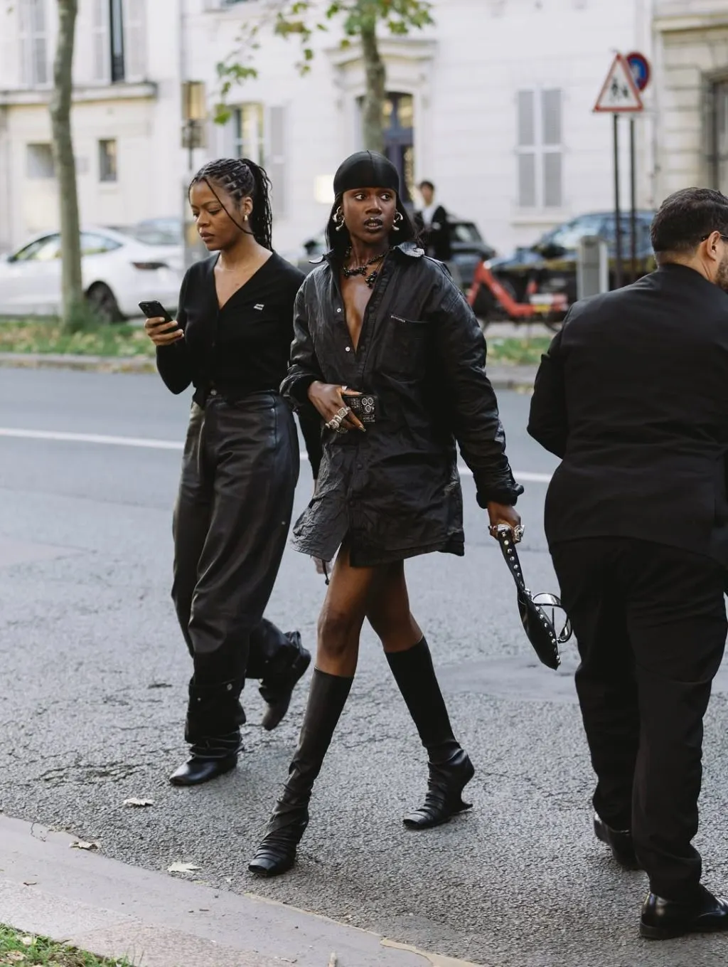 Đường phố buổi sớm phản chiếu sắc đen huyền bí của áo da oversized.