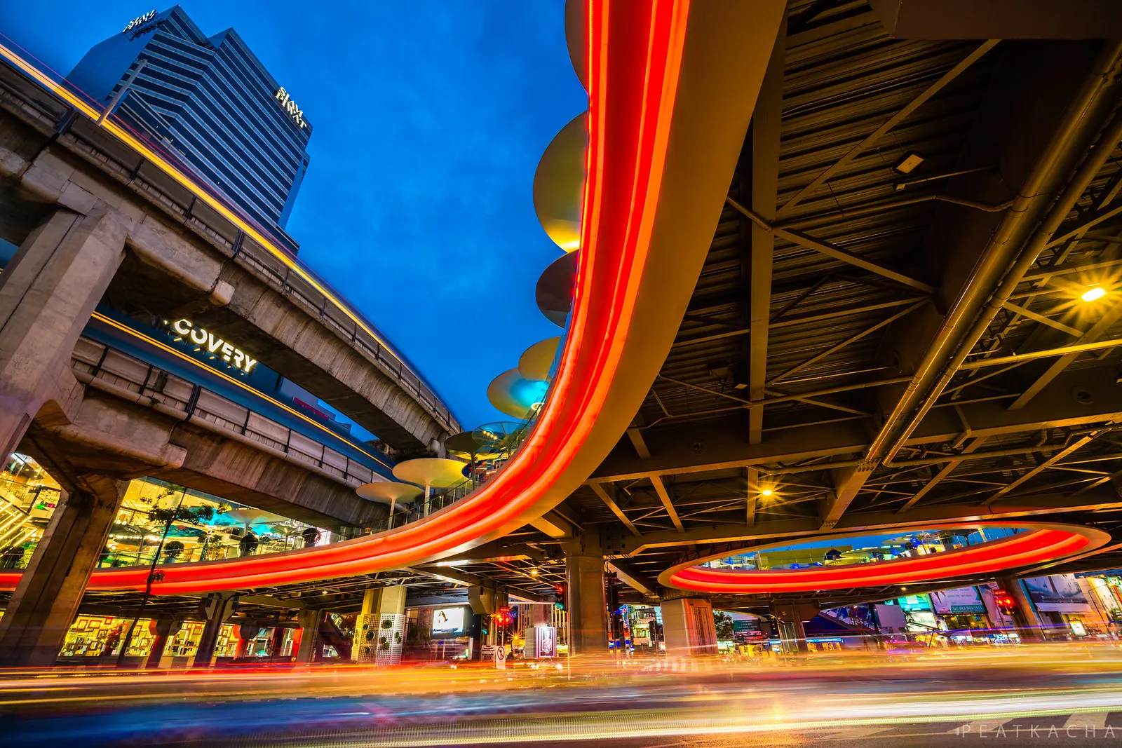 Khu Pathum Wan với phần skywalk sao thái